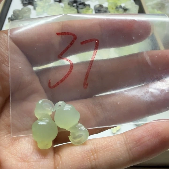 透闪石-蛇纹石玉吊坠未镶嵌