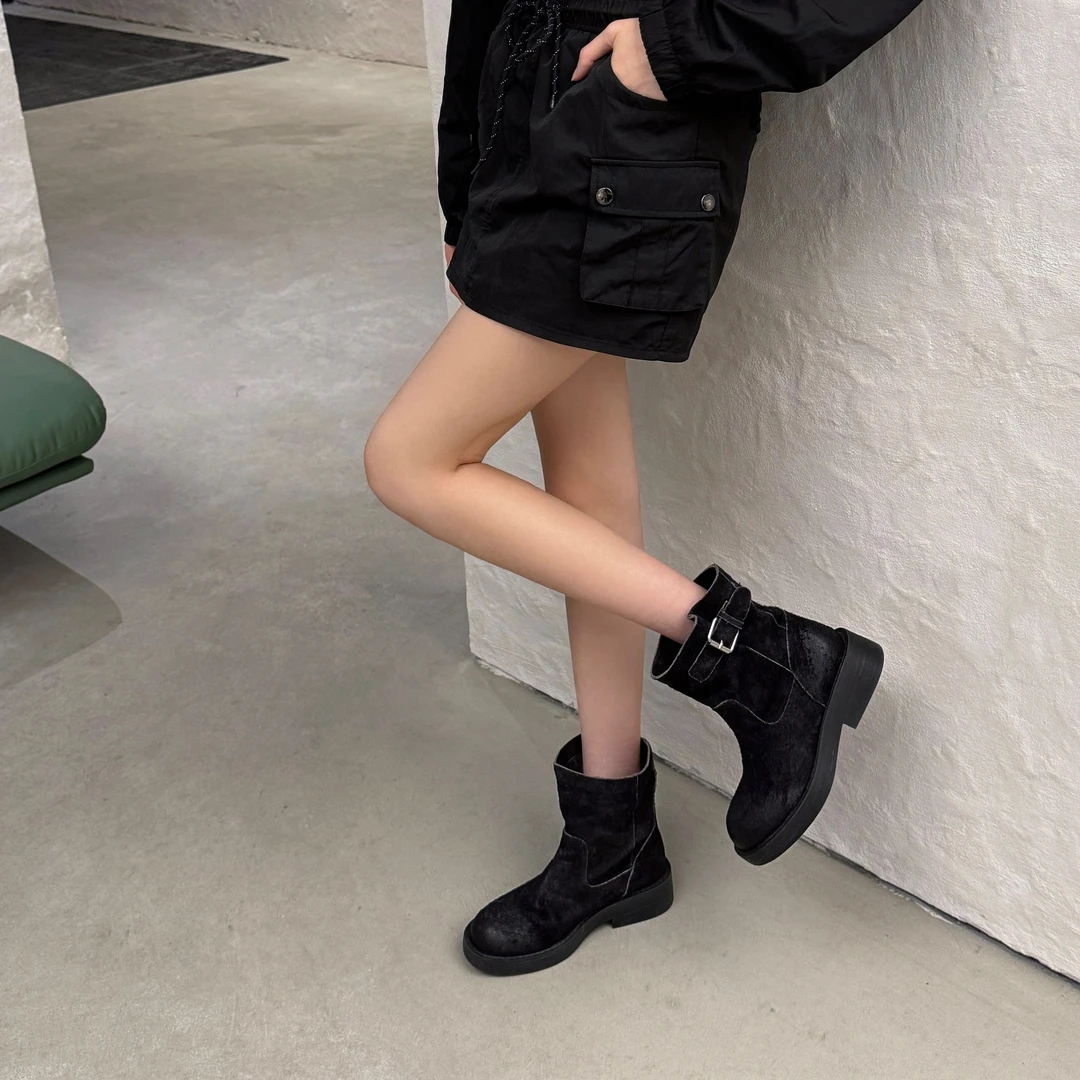 小发喵「 星芒鎏金扣雅致绒革短靴｜真皮厚底摩登雅痞风范」