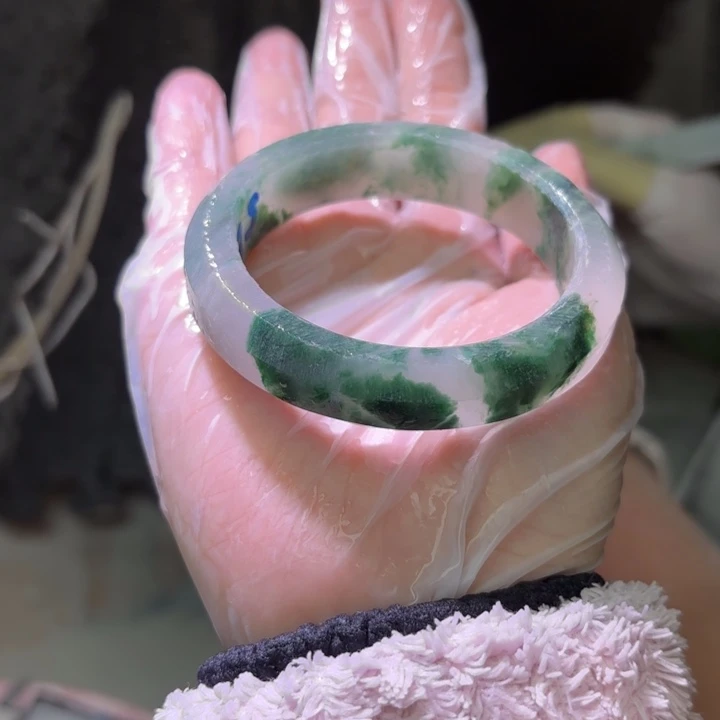 怎***过石英质玉未镶嵌手镯定制