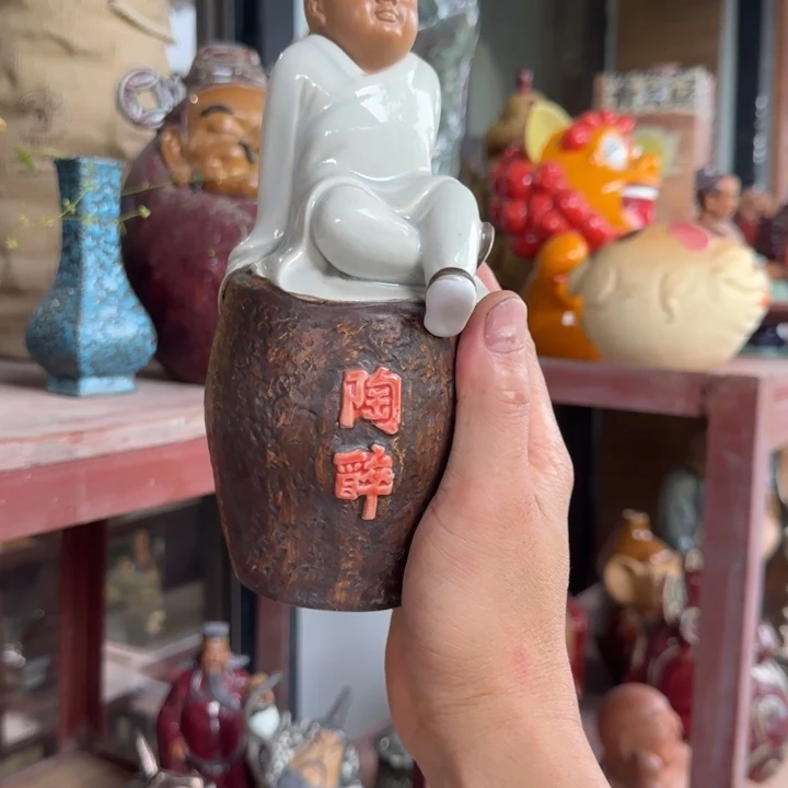 石湾公仔衬托盆景漂亮