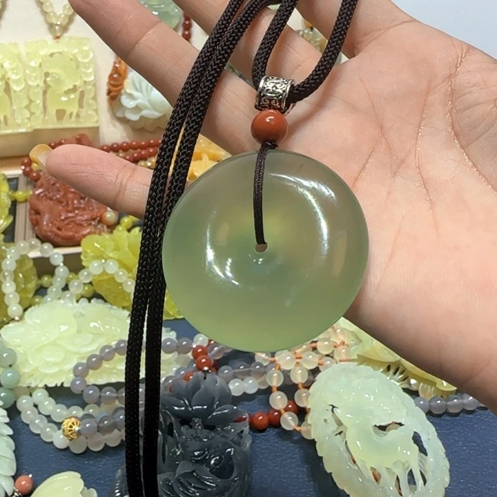 未镶嵌蛇纹石玉吊坠