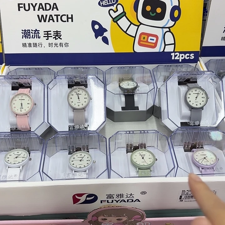 12个装潮流圆盘手表