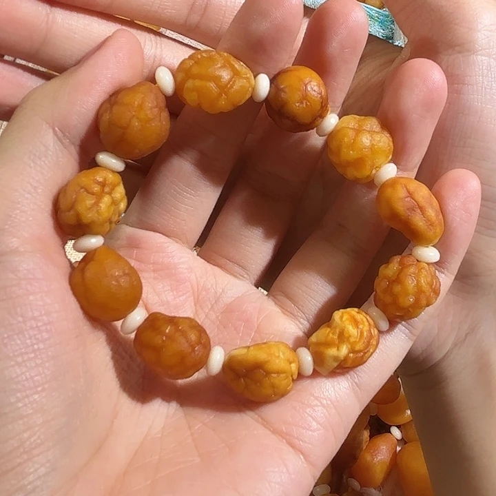 是***鸭琥珀未镶嵌颈饰蜜蜡海漂手串