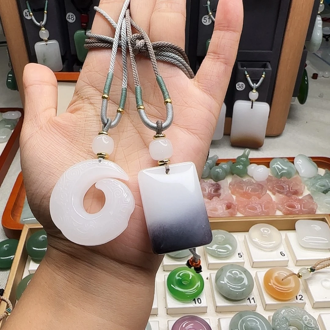 颈饰未镶嵌石英质玉