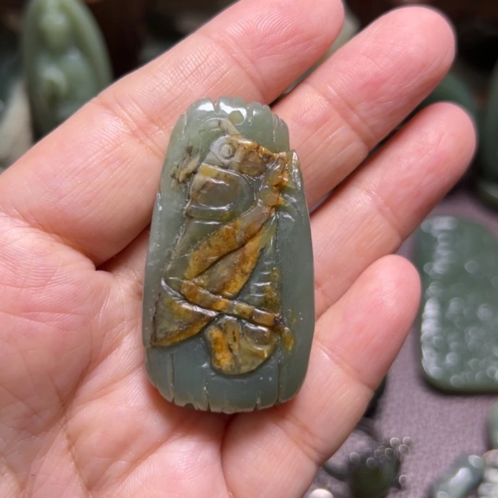 颈饰未镶嵌岫岩河磨玉（透闪石质玉）
