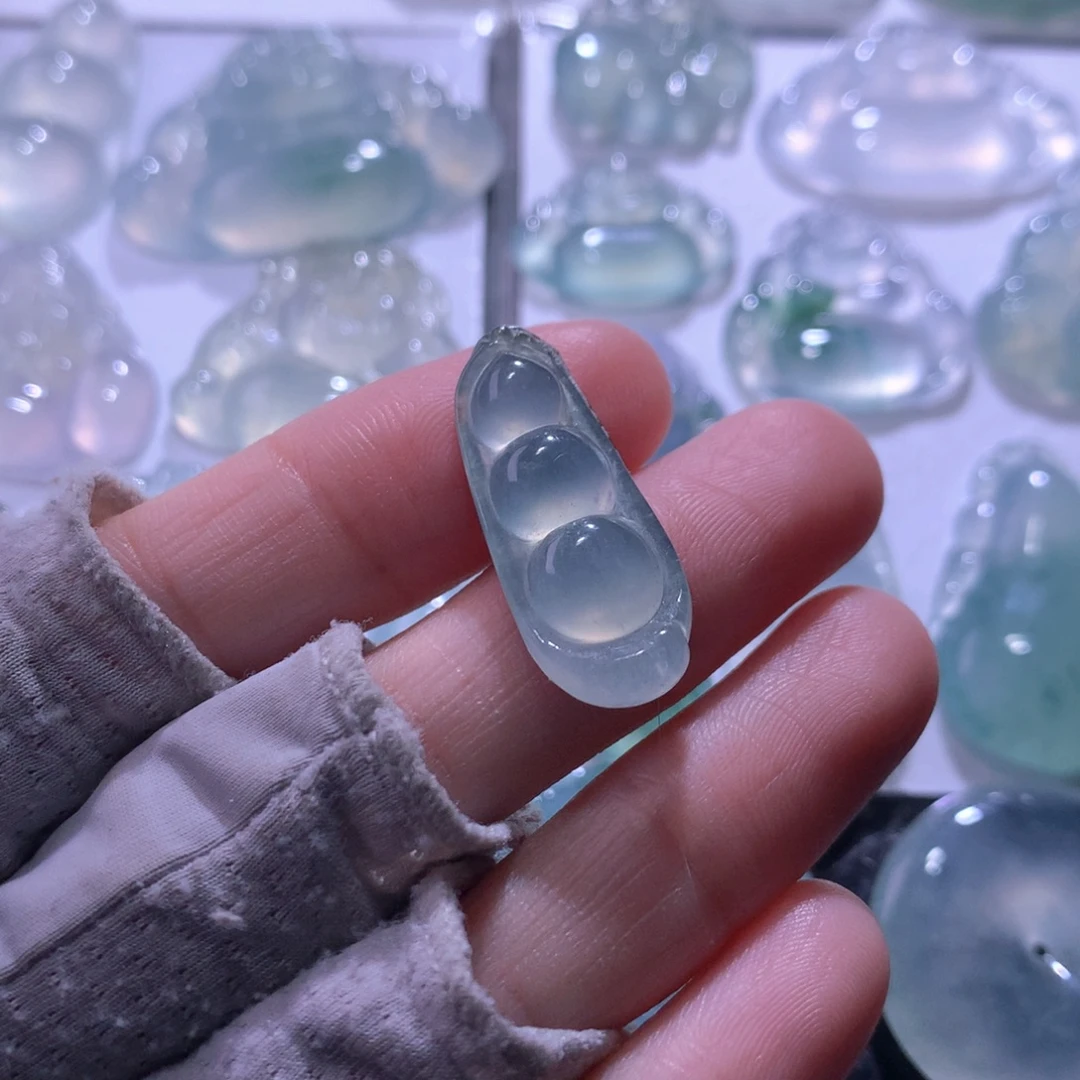 翡翠未镶嵌颈饰豆