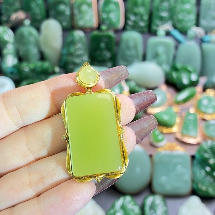 18K金镶嵌和田玉挂件