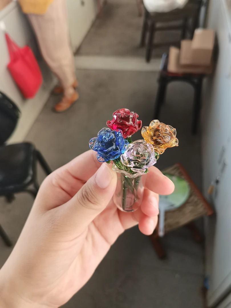 四支玫瑰花和瓶子