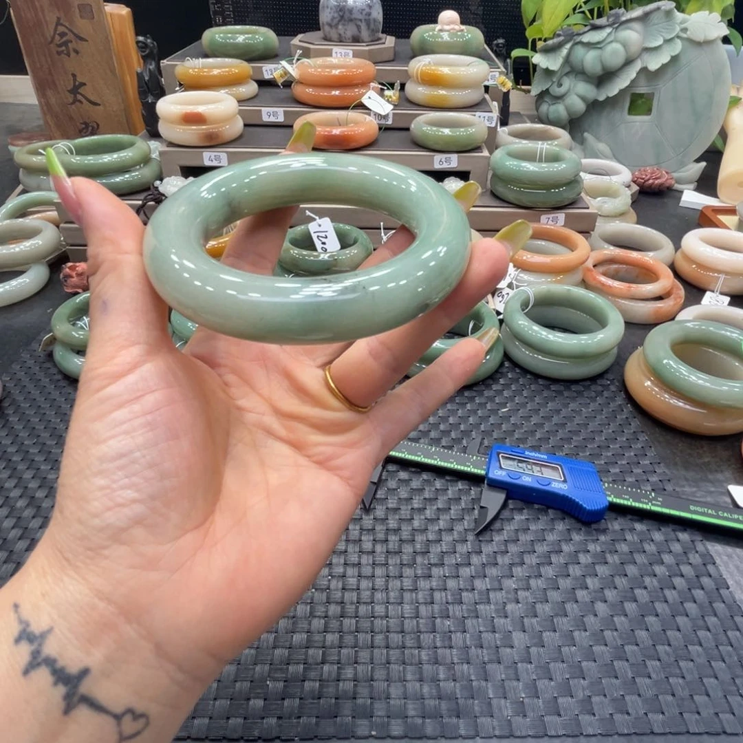 呐***m石英质玉手镯未镶嵌