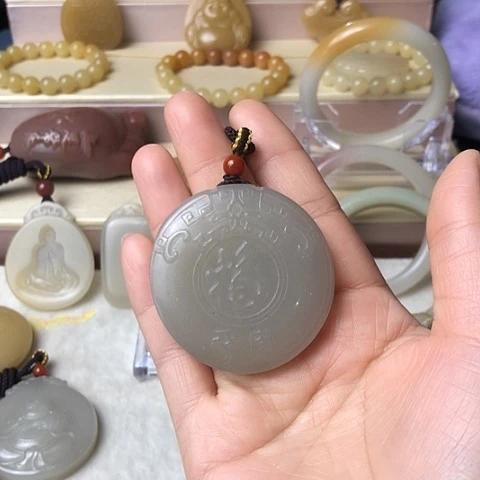 石英质玉未镶嵌颈饰