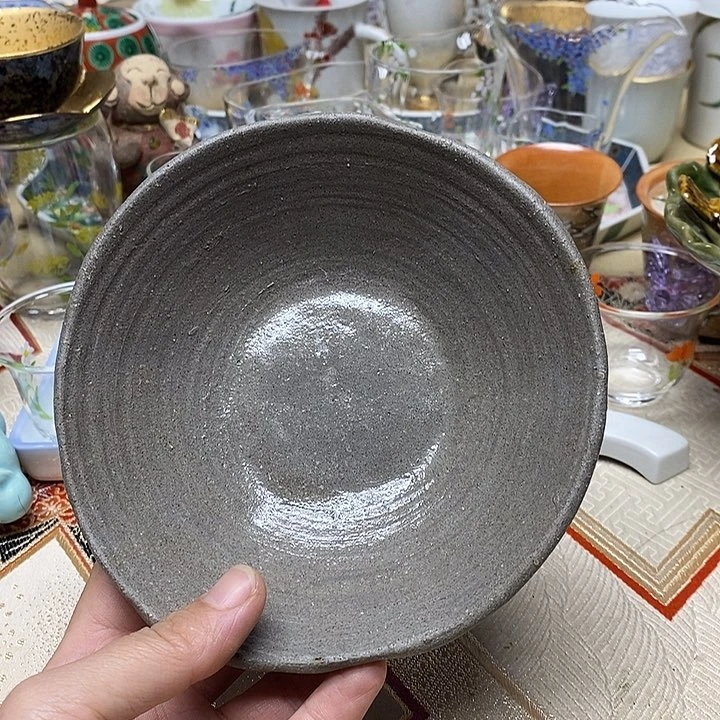 茶壶紫砂杯子和一大盒酸奶一起在厨房做面用哦