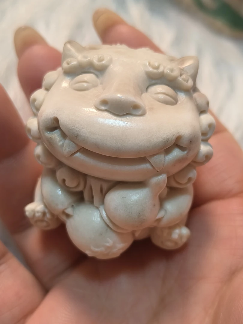 鹿角雕刻原色小狮子把件