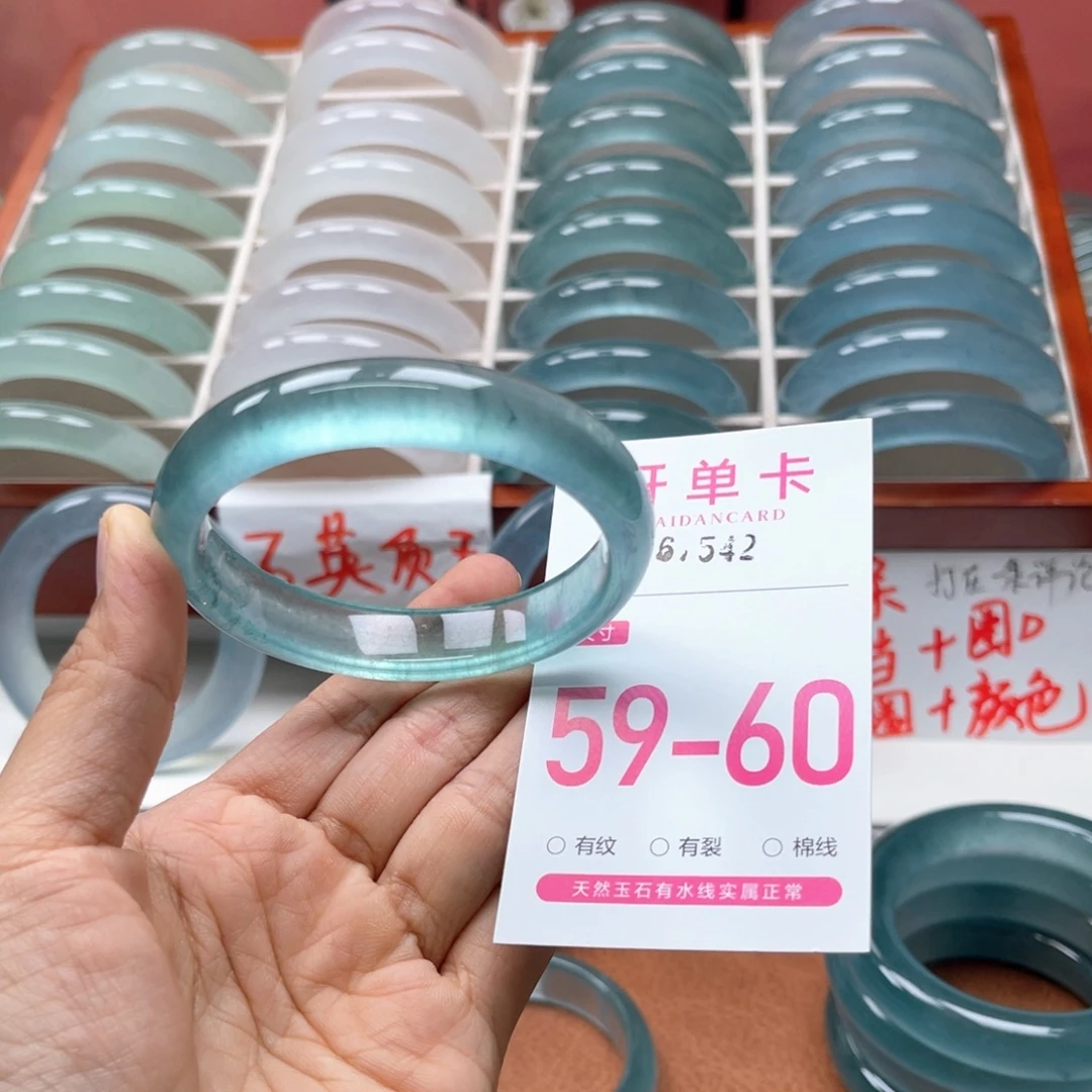 乔****石英质玉手镯未镶嵌