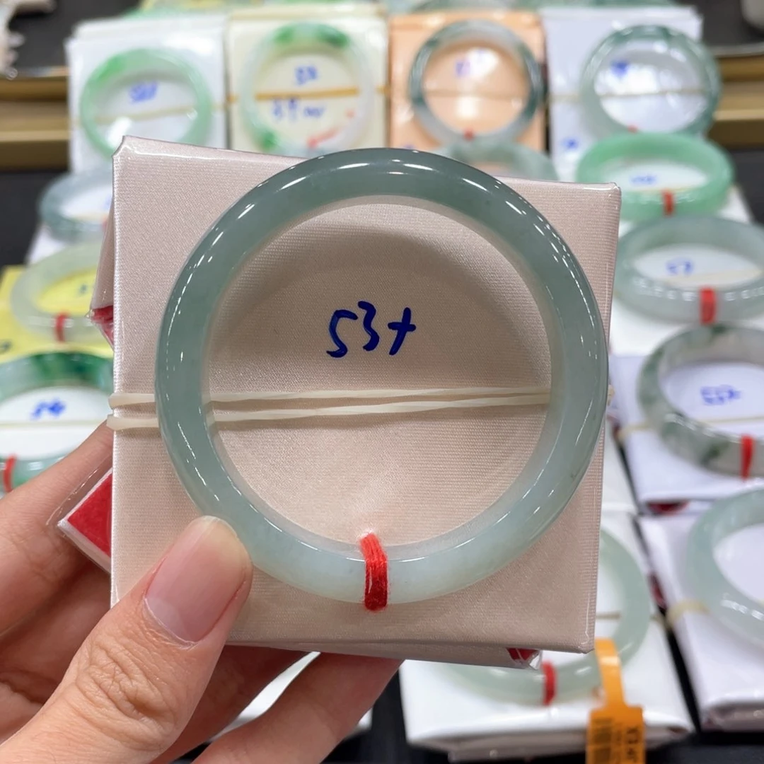 翡翠手镯未镶嵌翡翠手镯