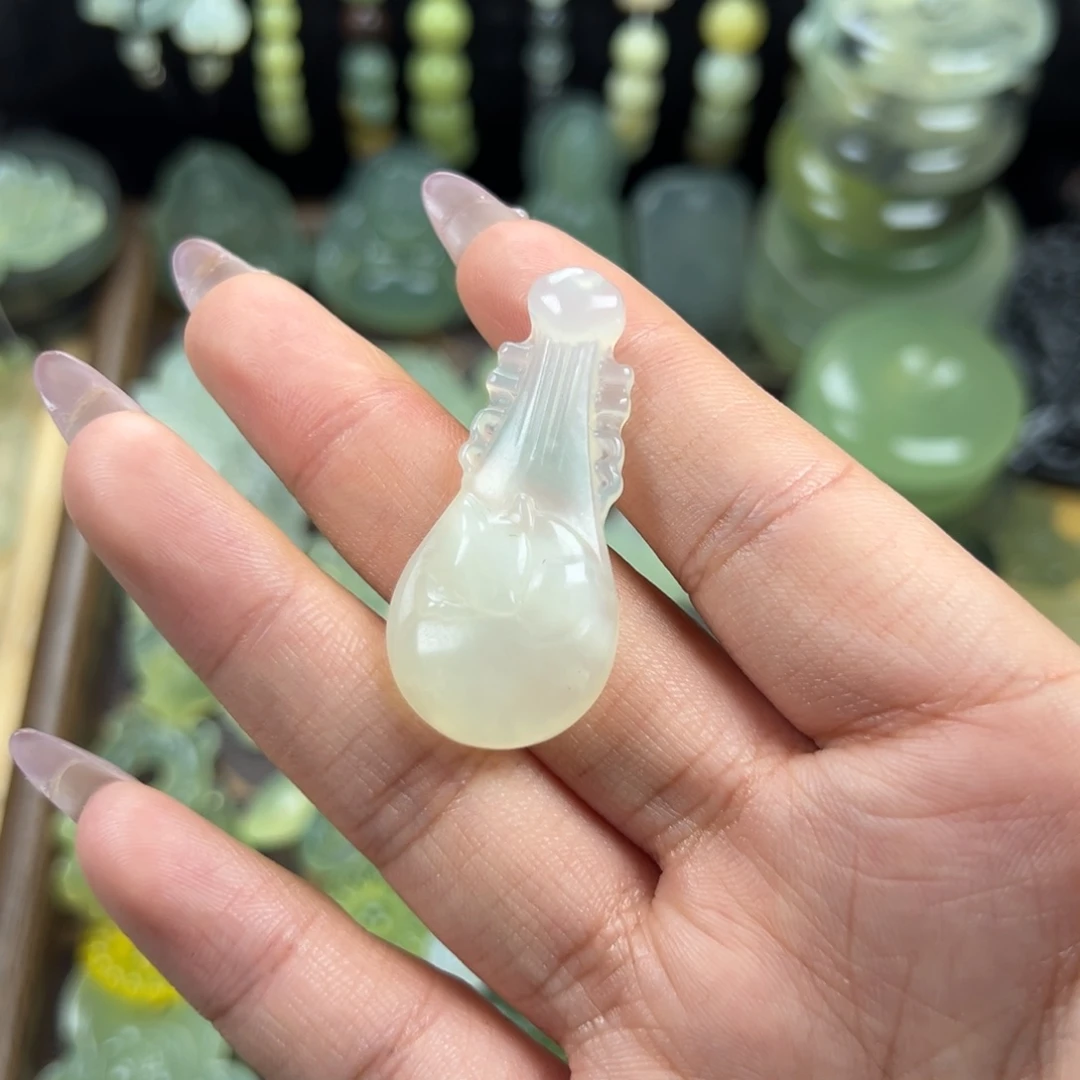 蛇纹石玉未镶嵌颈饰枇杷
