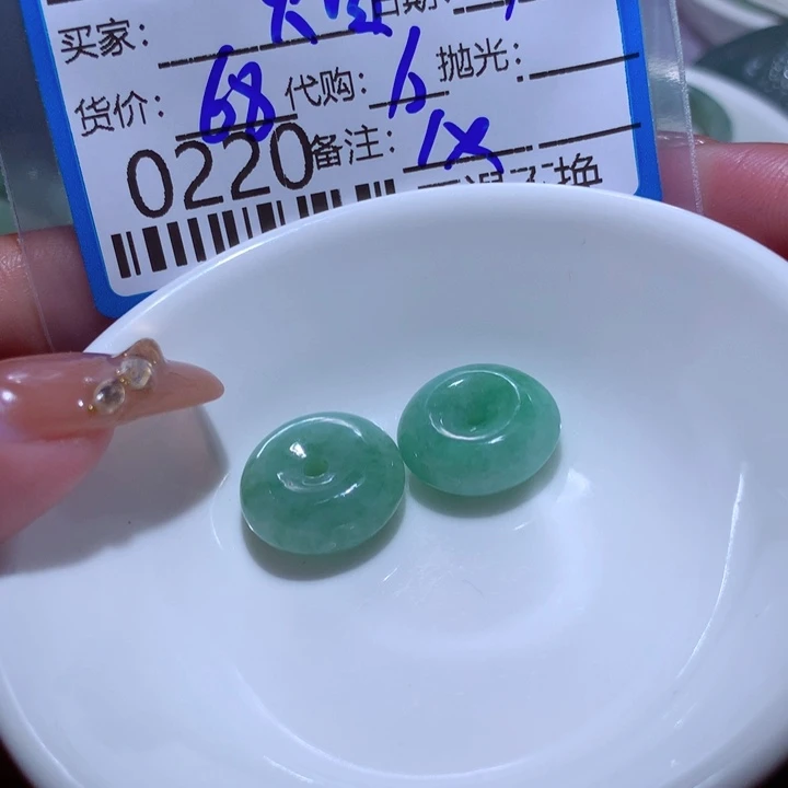 翡翠颈饰未镶嵌烟**叟