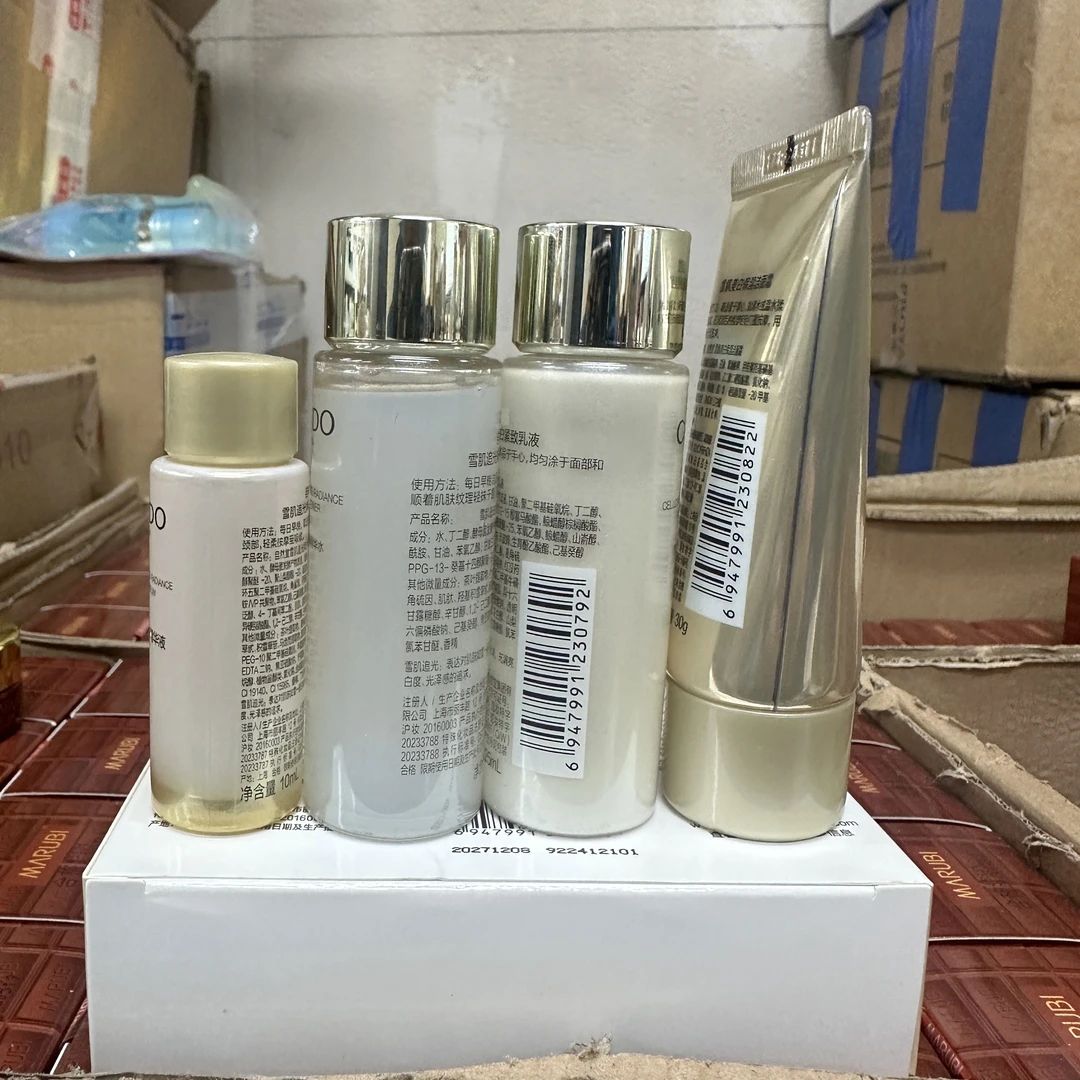 雪肌焕白四件套~洁面30g+水30ml+乳液25ml+精华液10ml