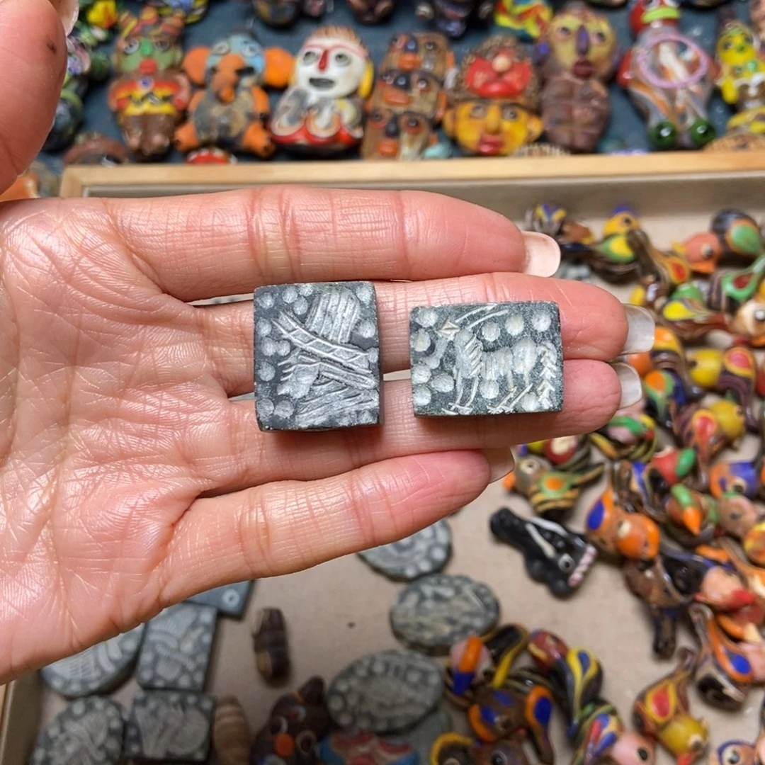 琉璃颈饰双面印章