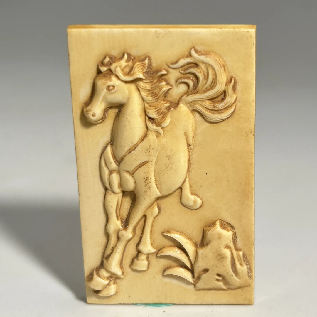 猛犸牙雕港工回流生肖马吊坠51*31*4mm假一罚四X908