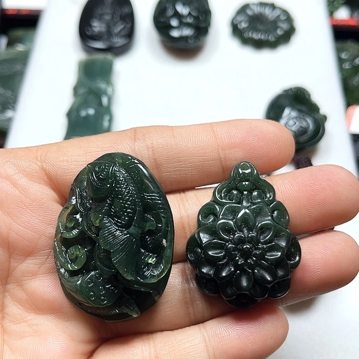 蛇纹石玉未镶嵌颈饰