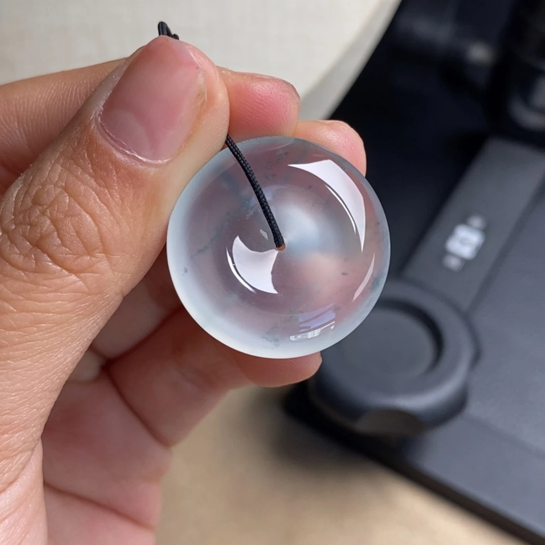 翡翠未镶嵌颈饰玻璃种白底飘蓝花雅致大方冰透水润起刚光平安扣