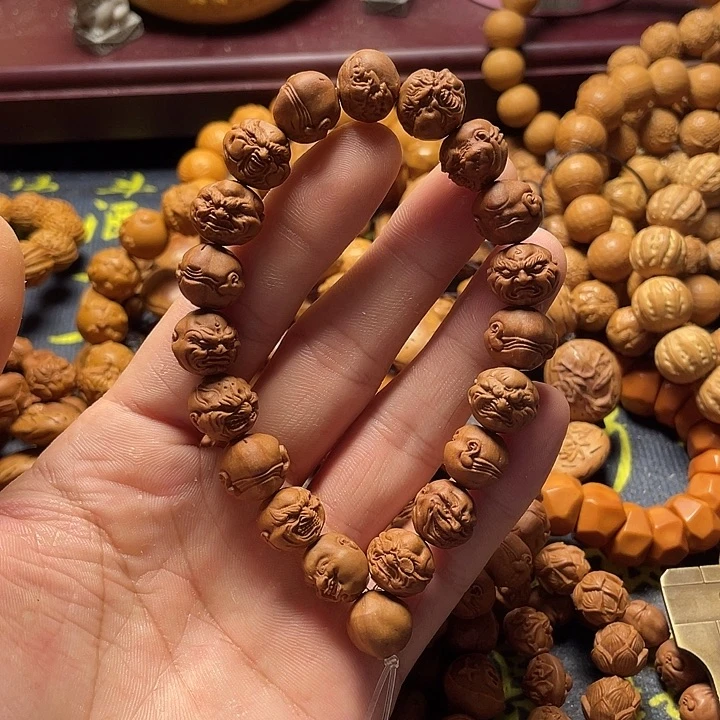 龙纹桃核雕刻恶僧