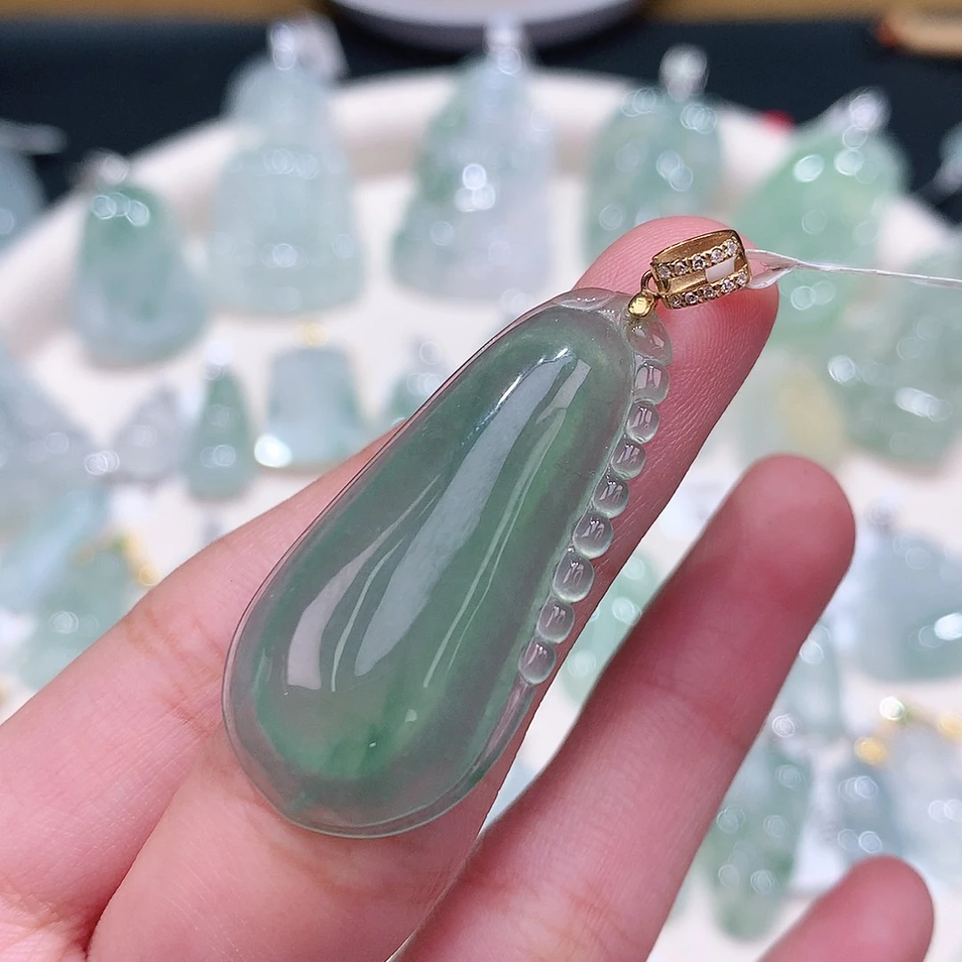 颈饰18K金镶嵌翡翠