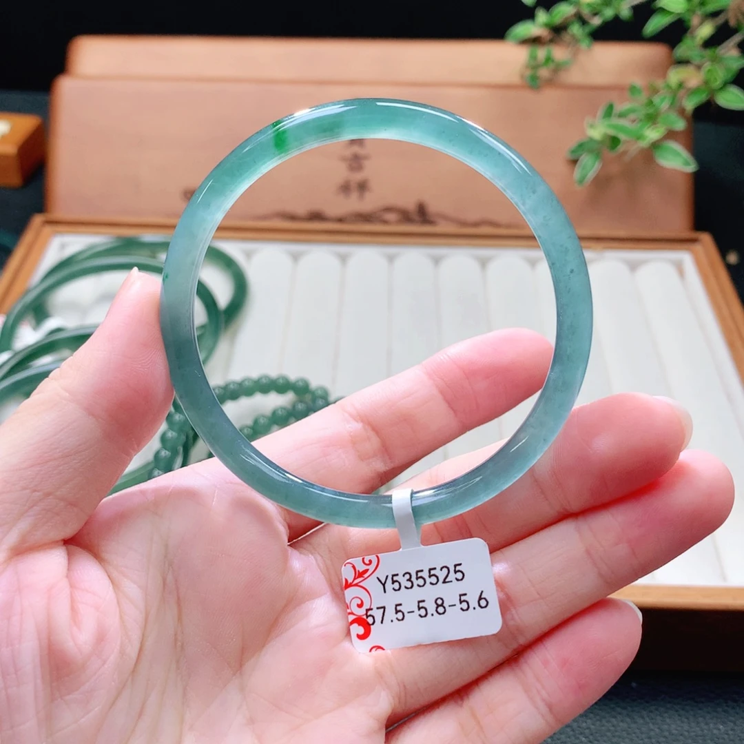 翡翠未镶嵌手镯（圆镯）
