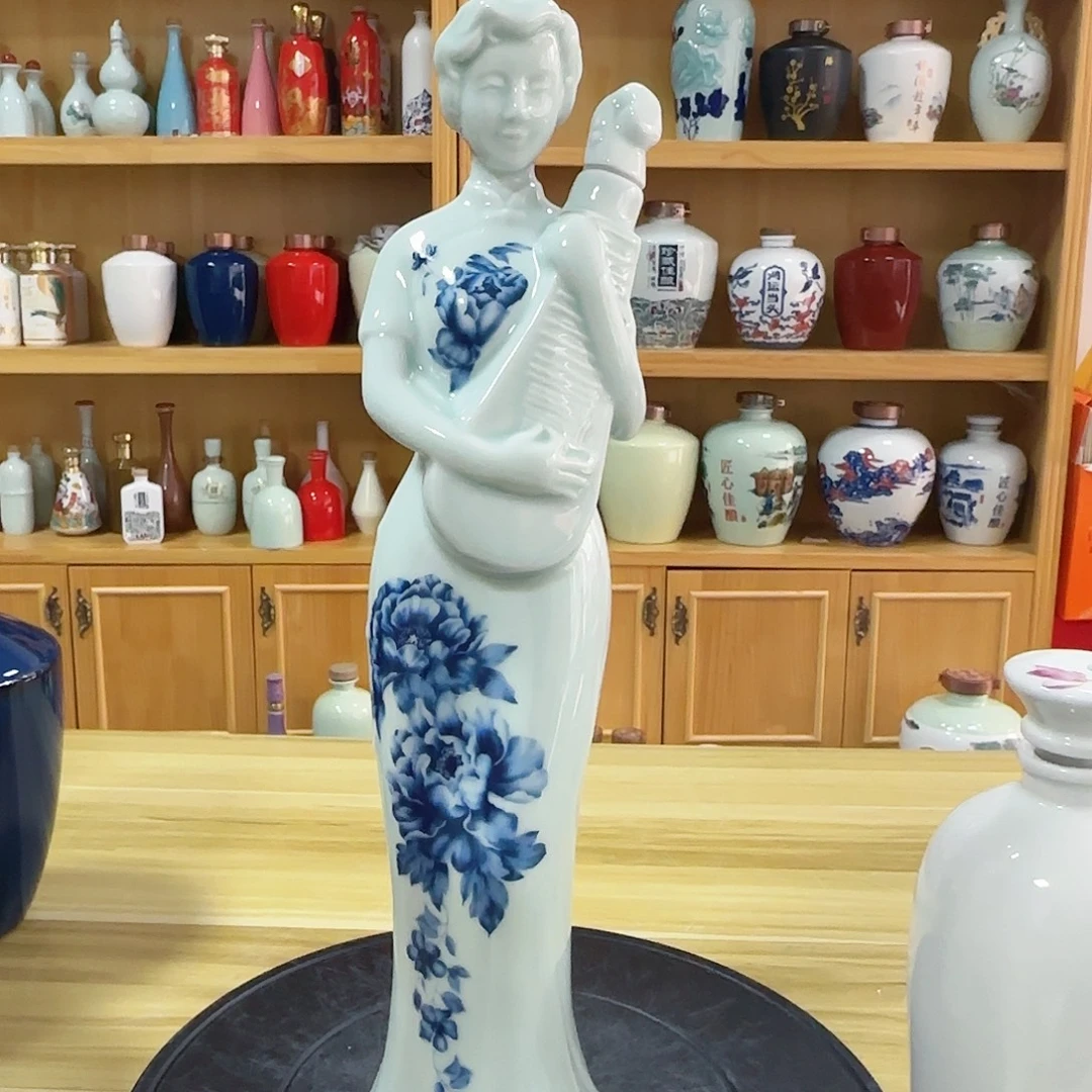 2个青花旗袍酒瓶看图