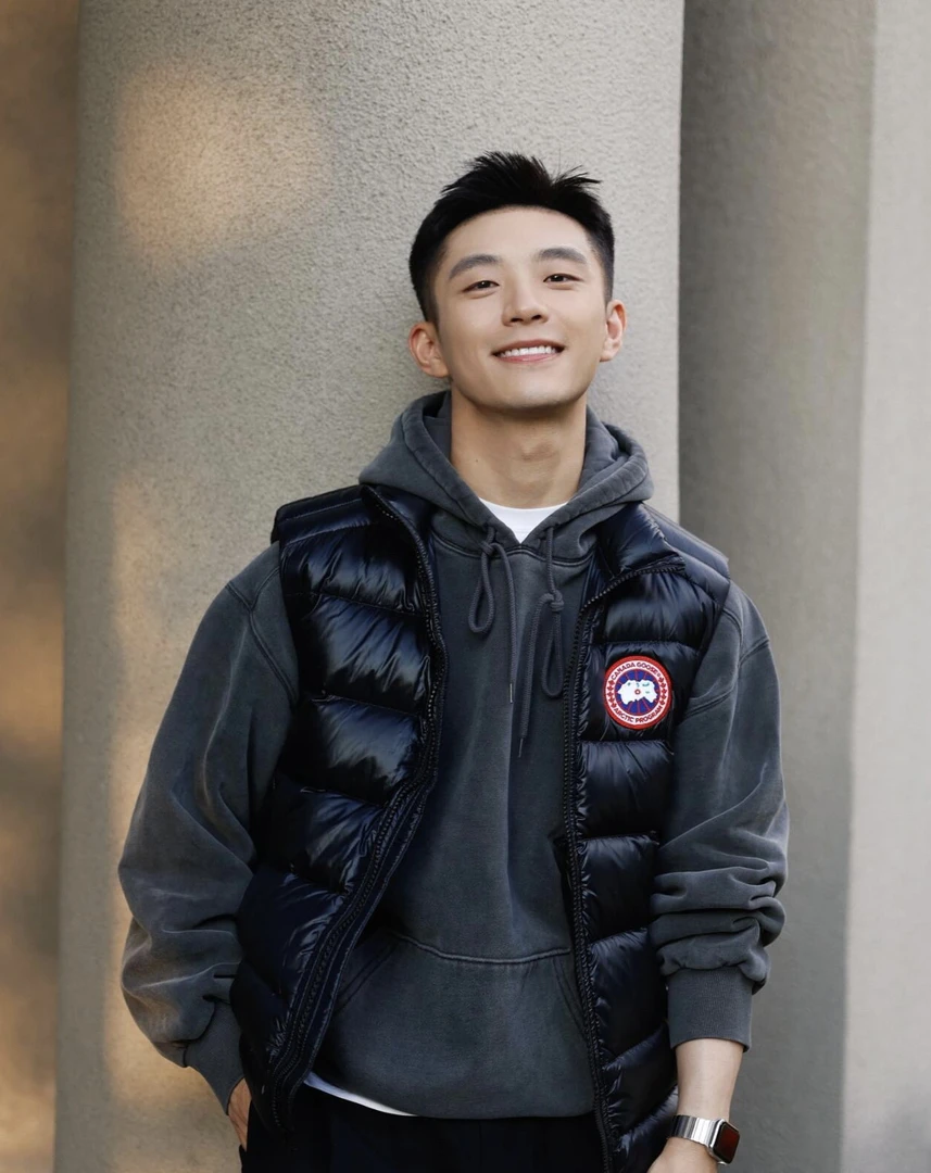 全新未使用 加拿大鹅 Canada Goose  经典黑色立领保暖羽绒服马甲