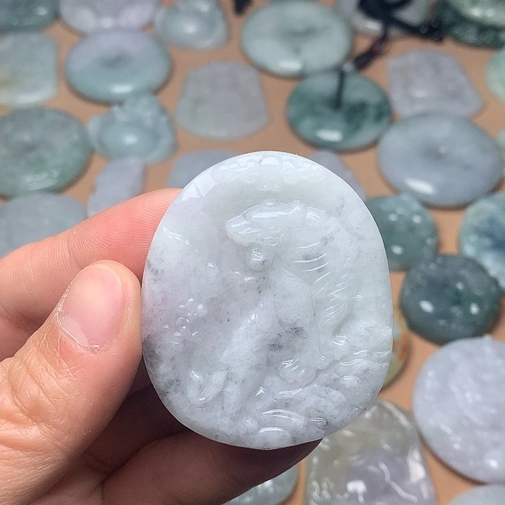 翡翠未镶嵌颈饰老虎牌