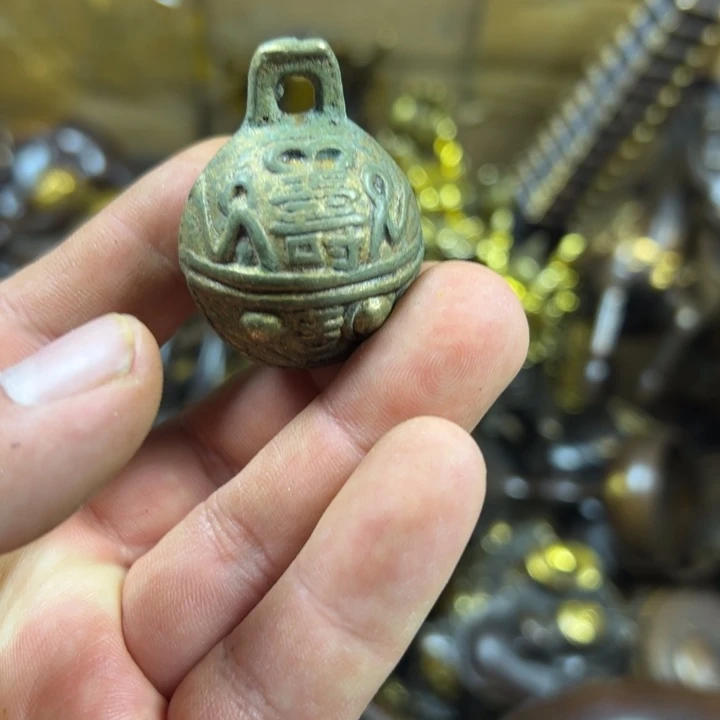 铜创意设计摆件一个