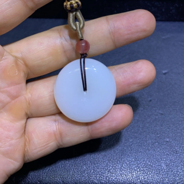 和田玉俄料一级白平安扣吊坠，玉质细腻，裸石直径28mm+，多样性发一