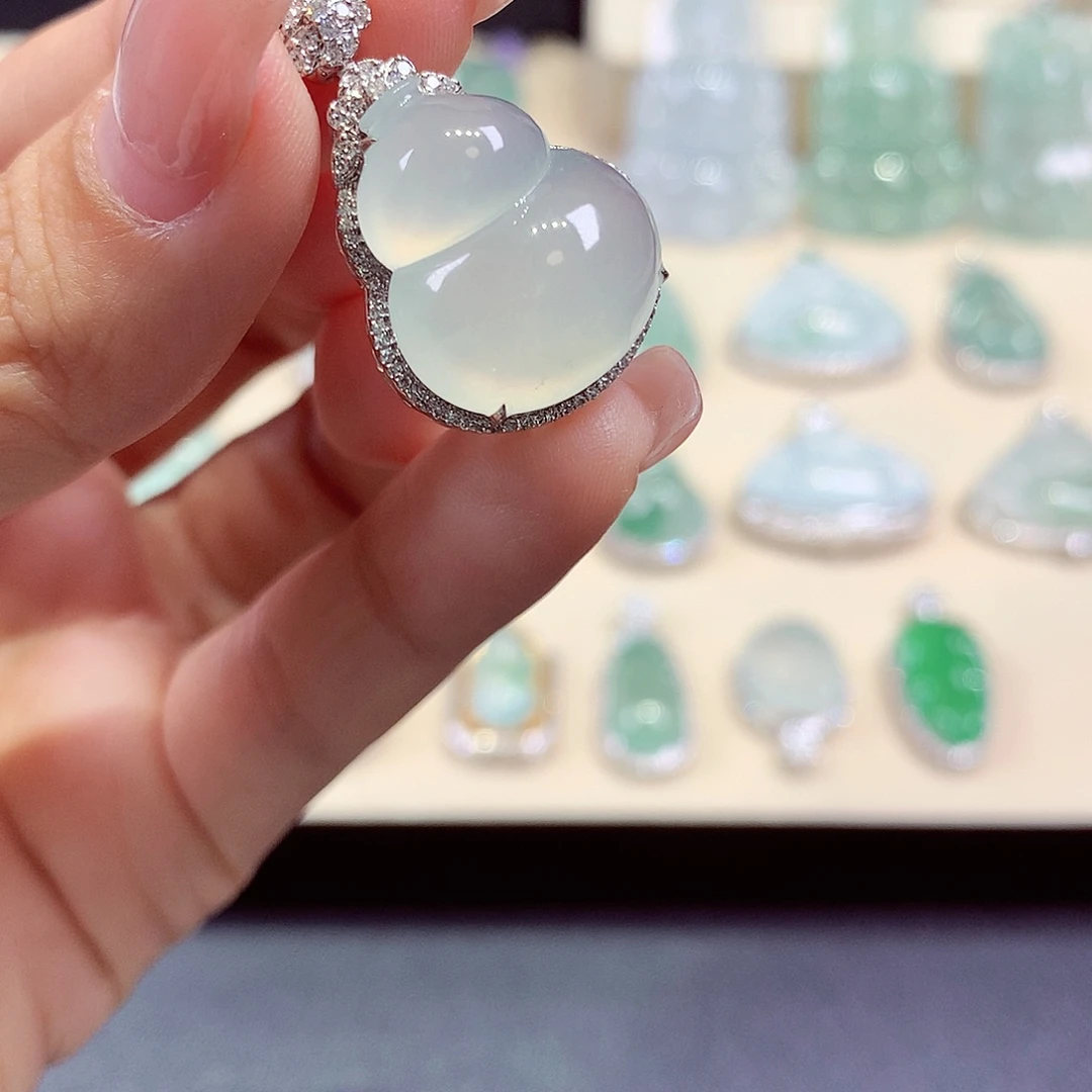 翡翠18K金镶嵌颈饰翡翠