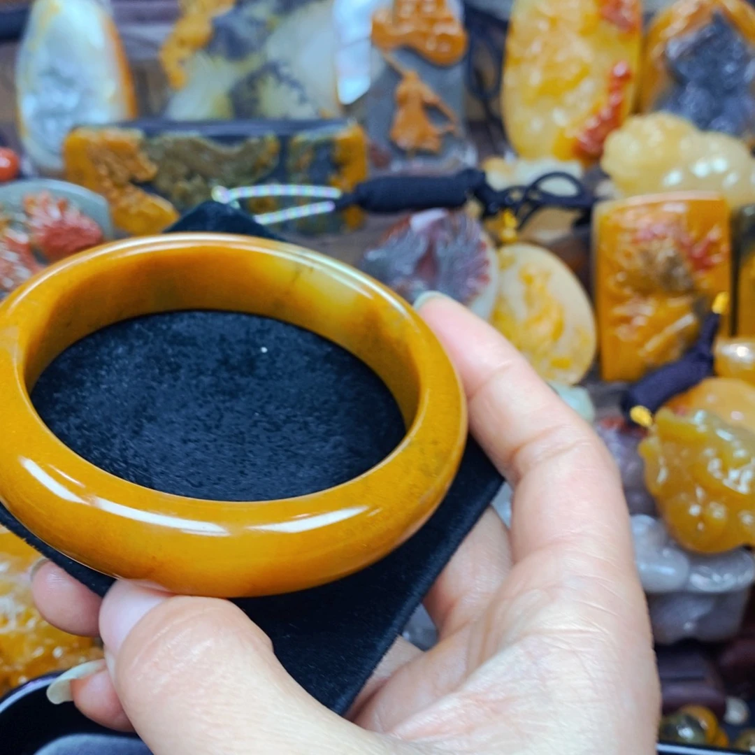 未镶嵌石英质玉（黄龙玉）颈饰