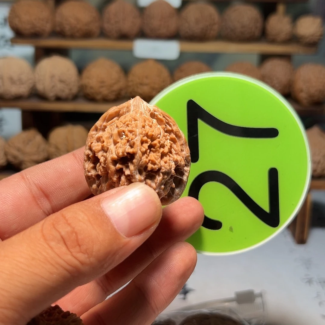 是****哇文玩核桃，绿色27号