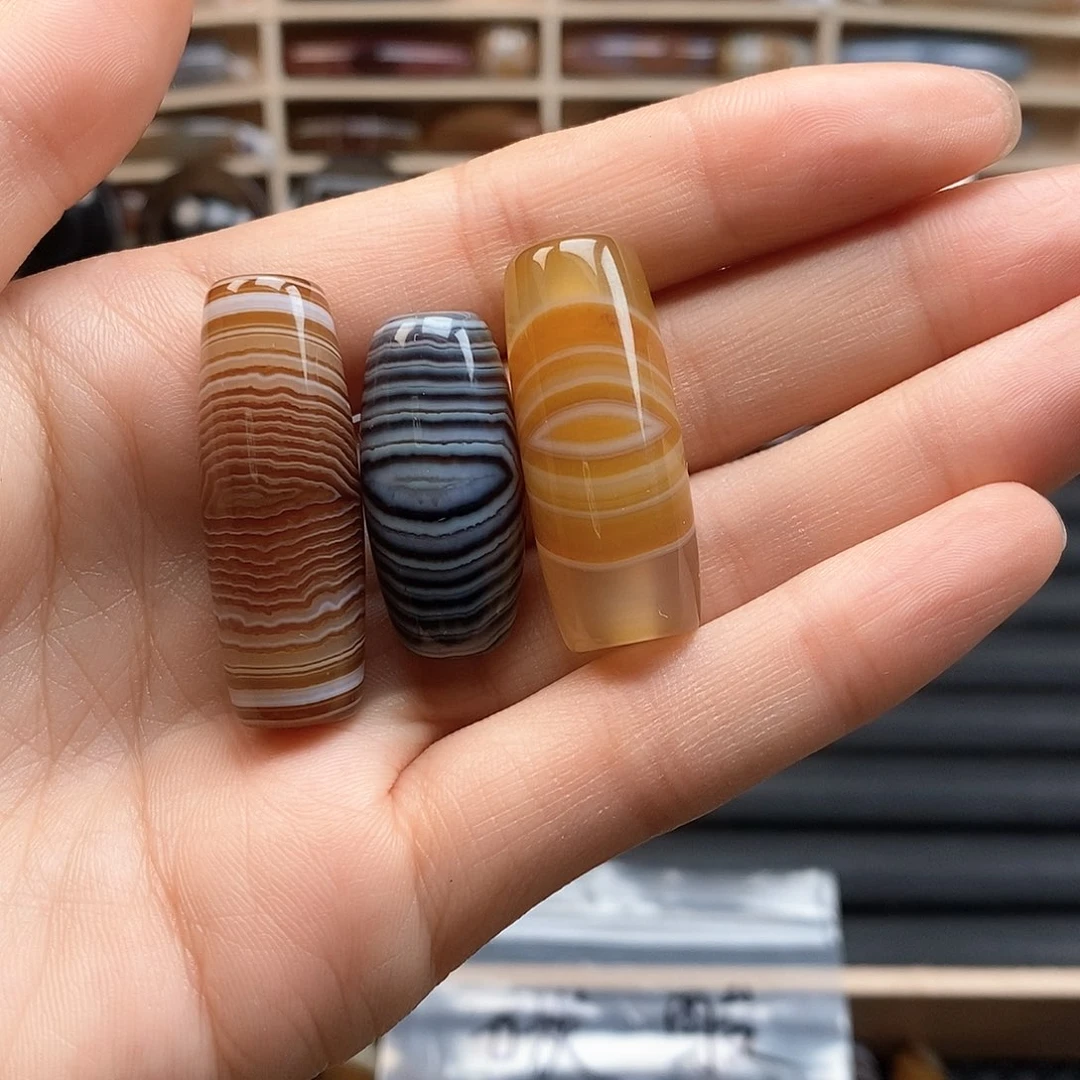未镶嵌颈饰玛瑙/玉髓碳*。