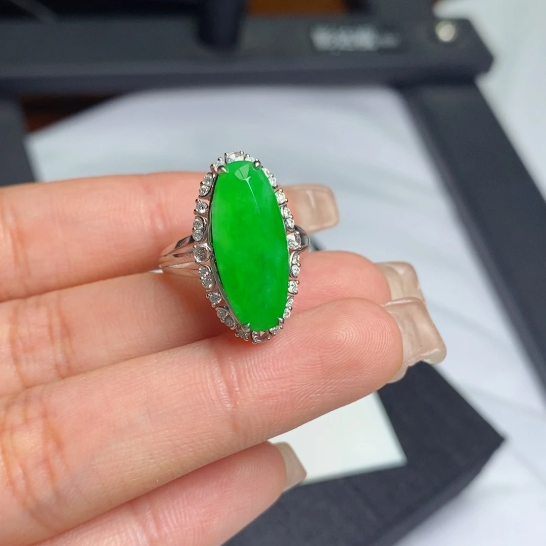 翡翠戒指18K金镶嵌设计款马眼戒指