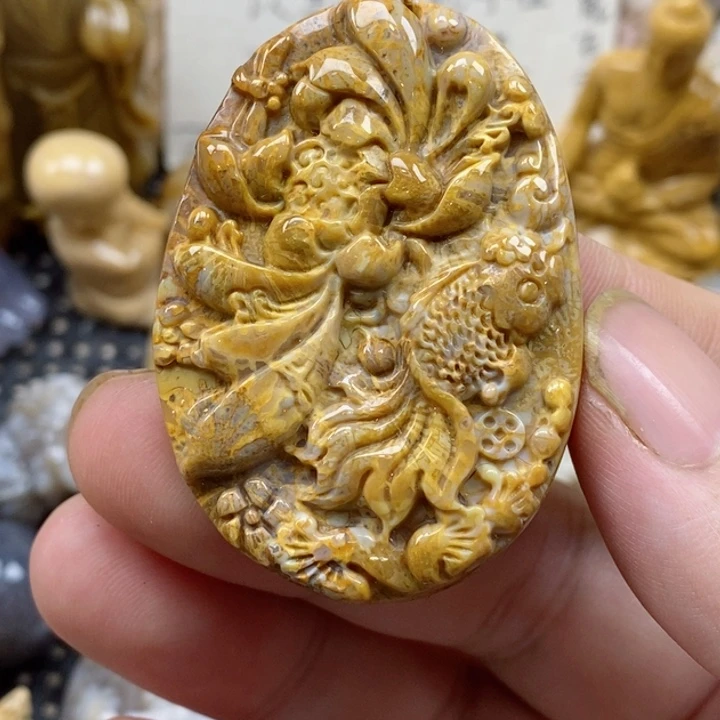 颈饰未镶嵌硅化珊瑚（珊瑚玉）
