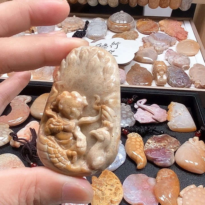 颈饰未镶嵌硅化珊瑚（珊瑚玉）