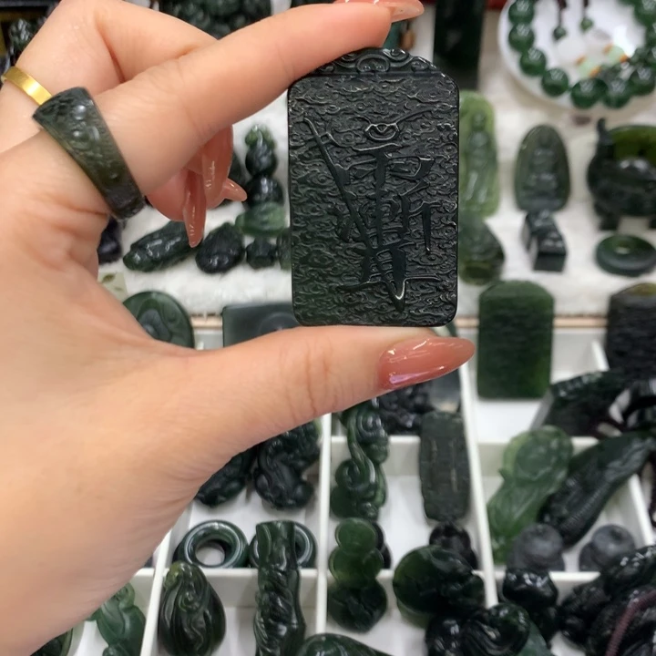 小****蛇纹石玉未镶嵌颈饰