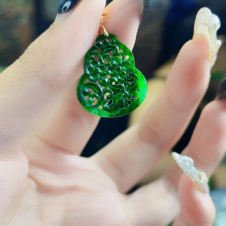 颈饰18K金镶嵌翡翠多样性