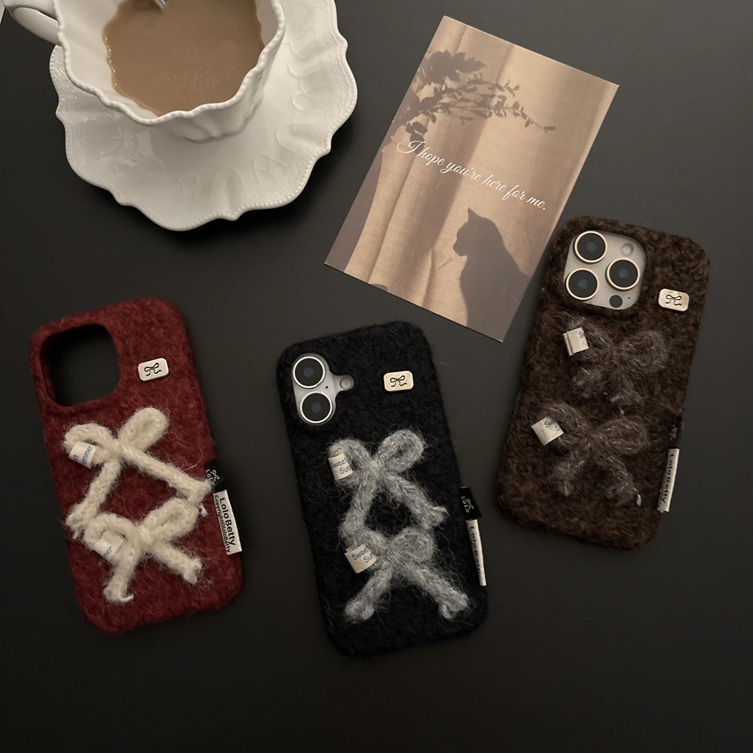 适用iPhone17Promax秋冬复古酒红色毛绒蝴蝶结挂绳15新款手机壳