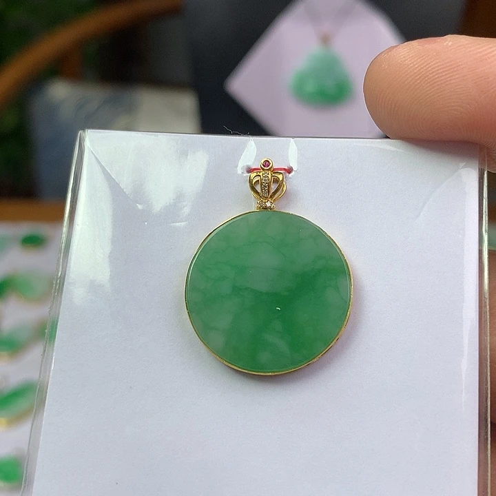 翡翠18K金镶嵌颈饰