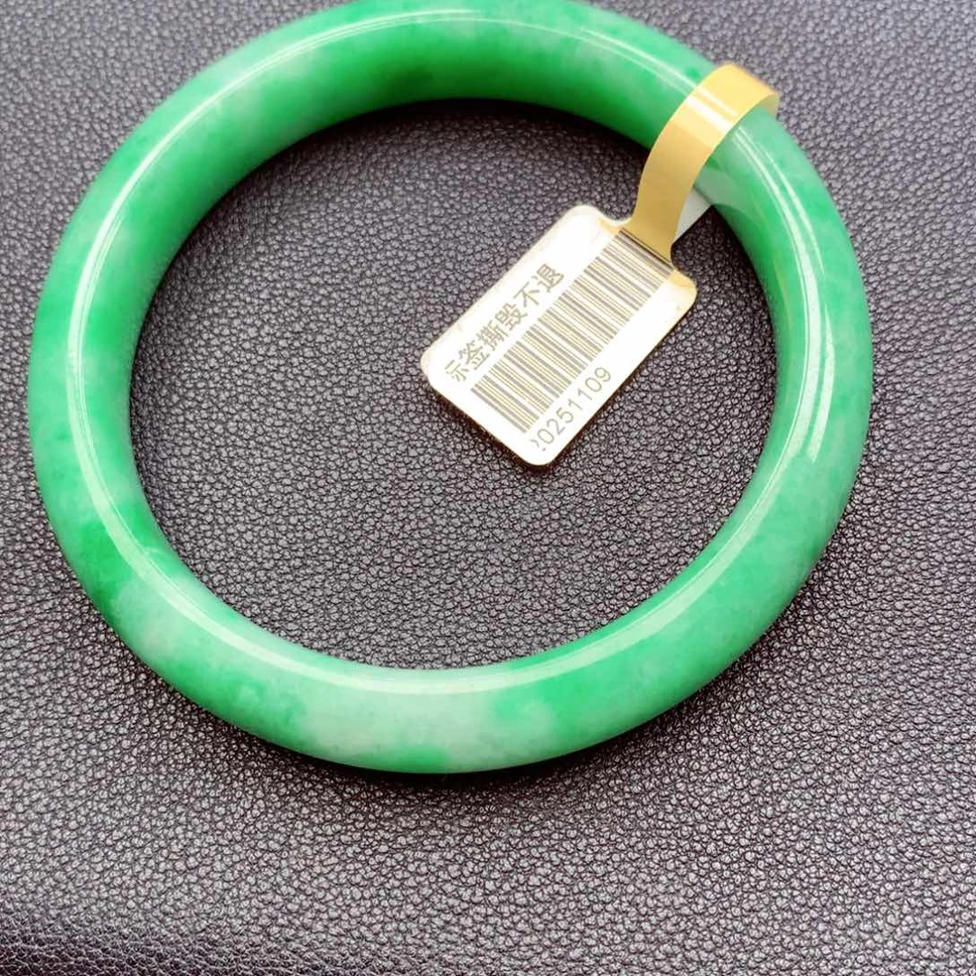 秀****翡翠未镶嵌手镯翡翠