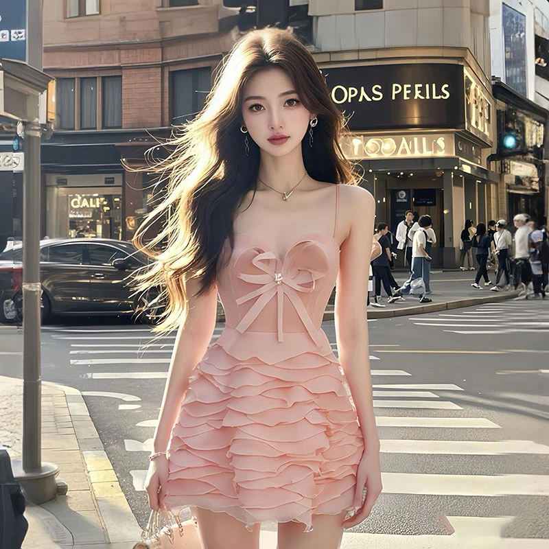 夏季甜美V低领洋气温柔名媛蓬蓬裙2025年新款吊带裙性感连衣裙女