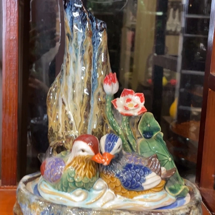 石湾公仔衬托盆景漂亮