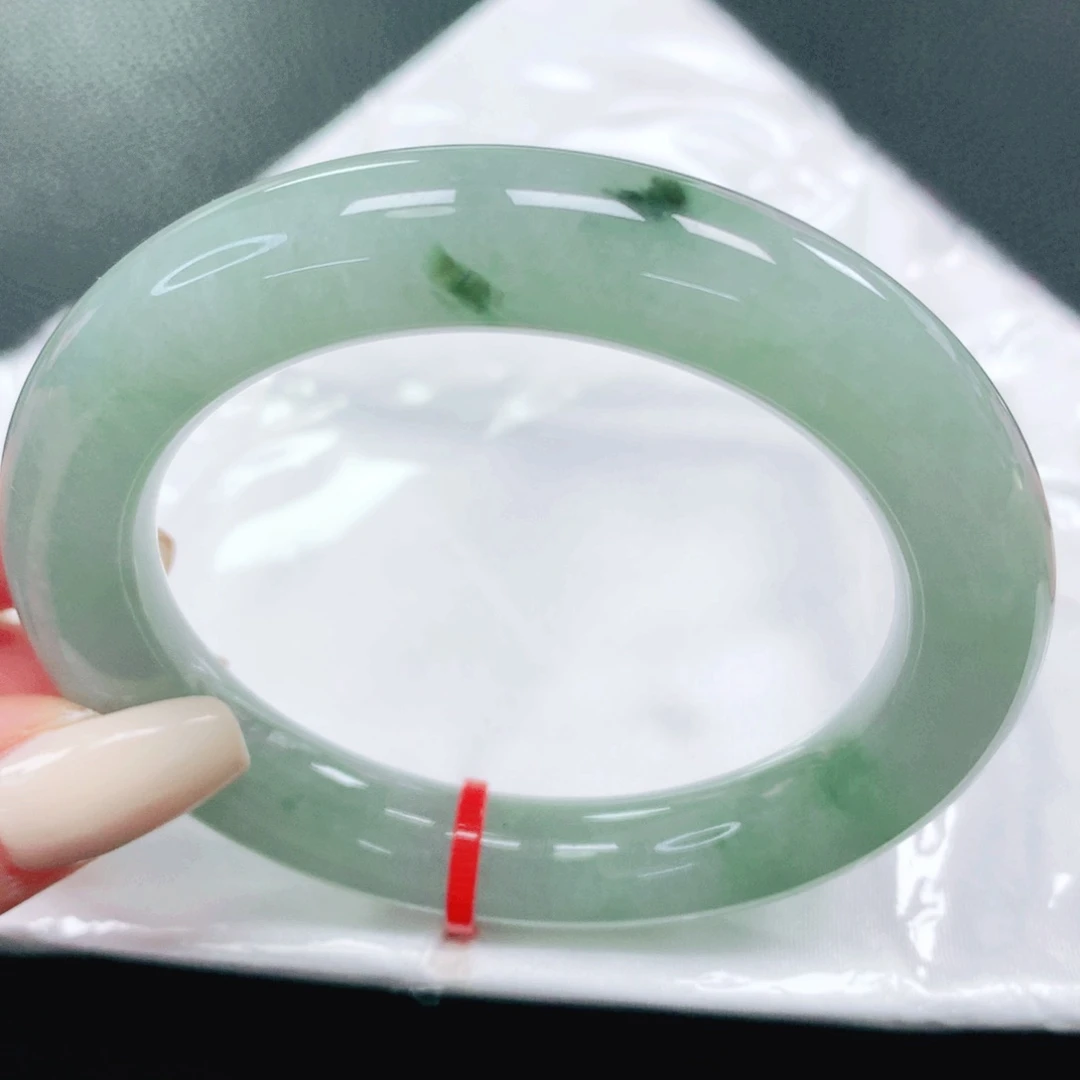 翡翠手镯未镶嵌56。