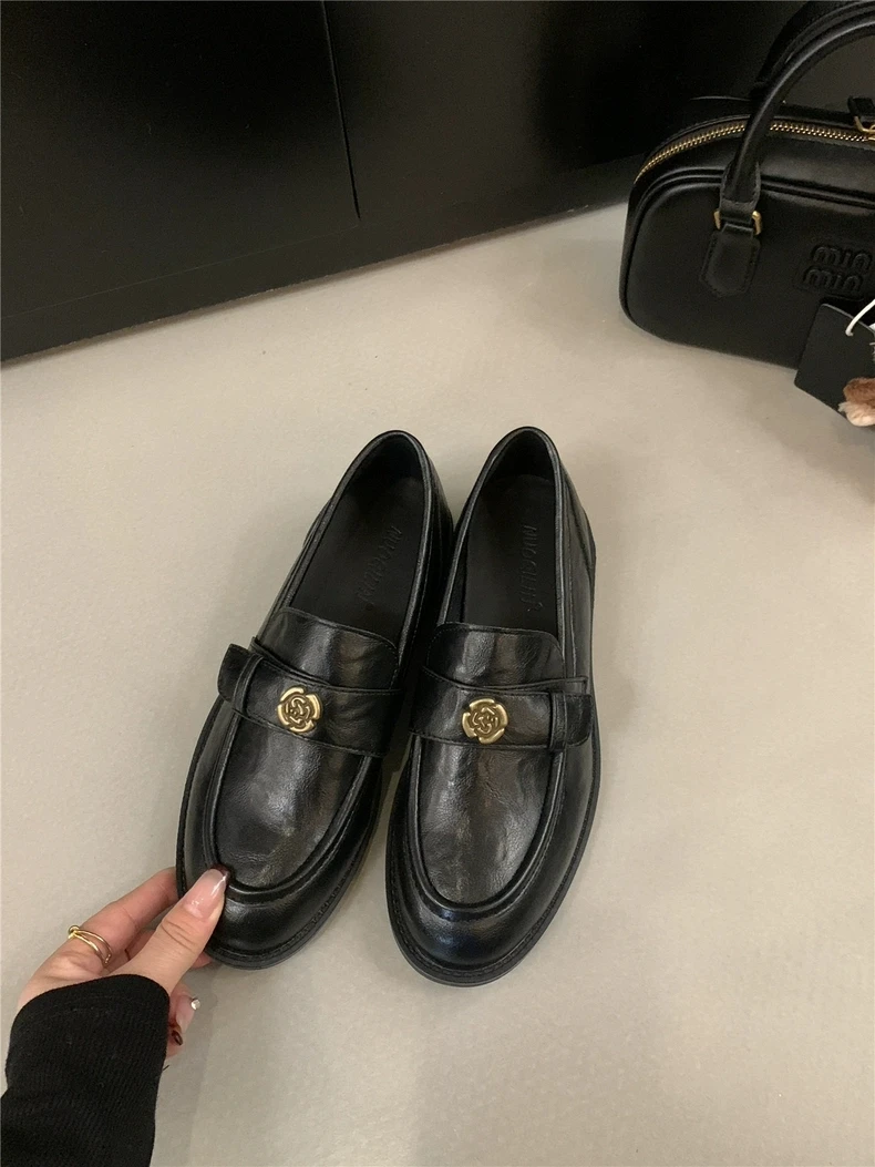 2025秋季新款复古圆头一脚蹬乐福鞋女软底单鞋百搭休闲豆豆鞋花扣