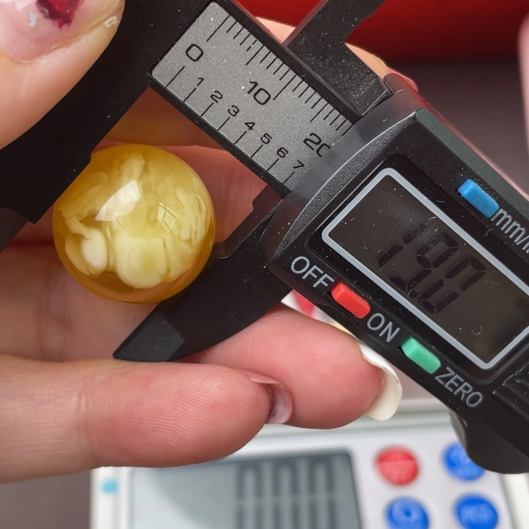 未镶嵌琥珀裸石微瑕79